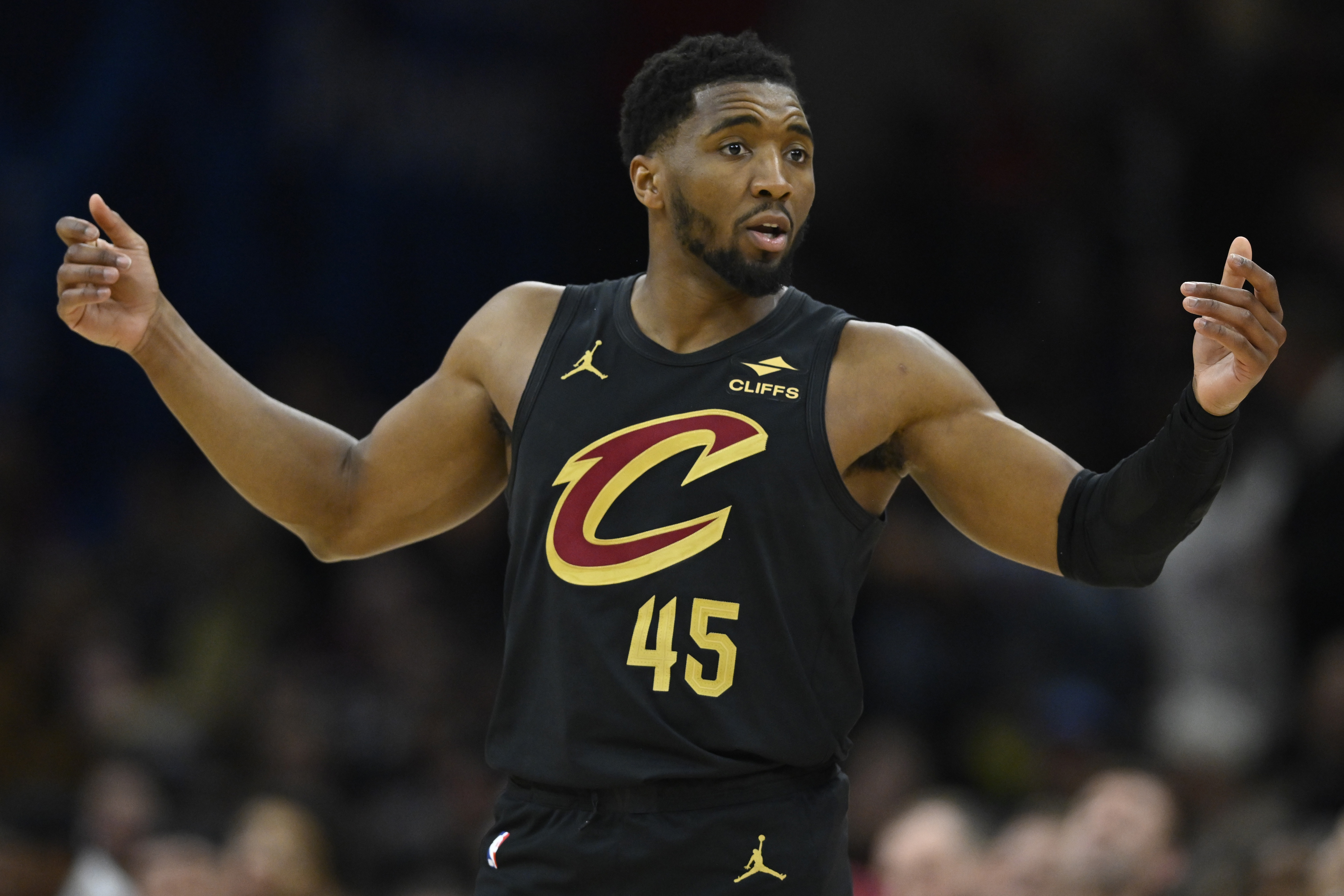 爱游戏平台下载-再加把劲儿!米切尔半场首发17分钟 13中6&三分4中1砍16分2板