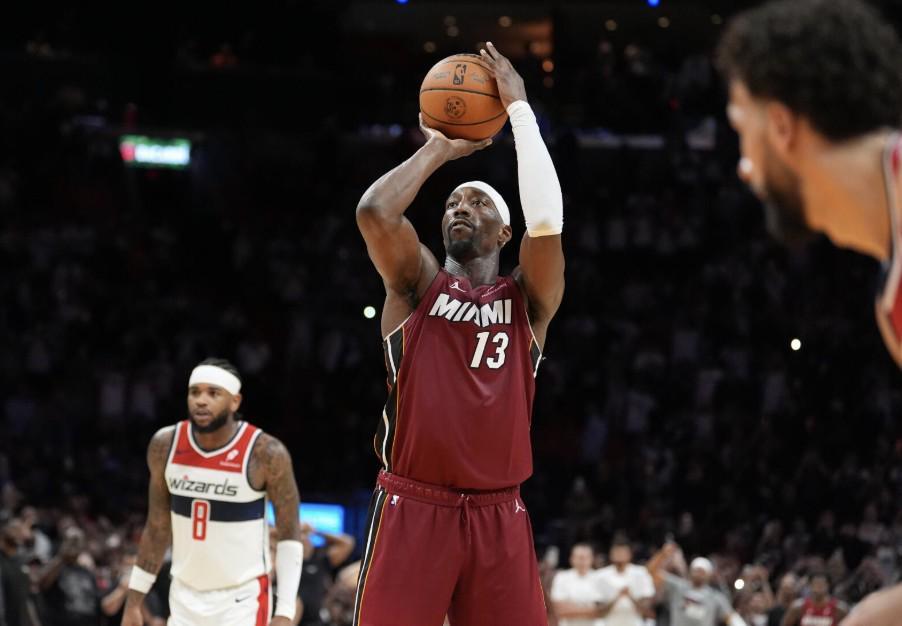 爱游戏登录入口-韦德：我见证了阿德巴约一步步成长，看着他拿83分我感慨万千